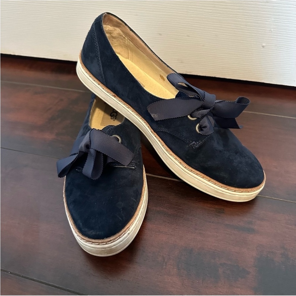 Size 7 UGG Carilyn Navy Suede Ribbon Shoes Flats